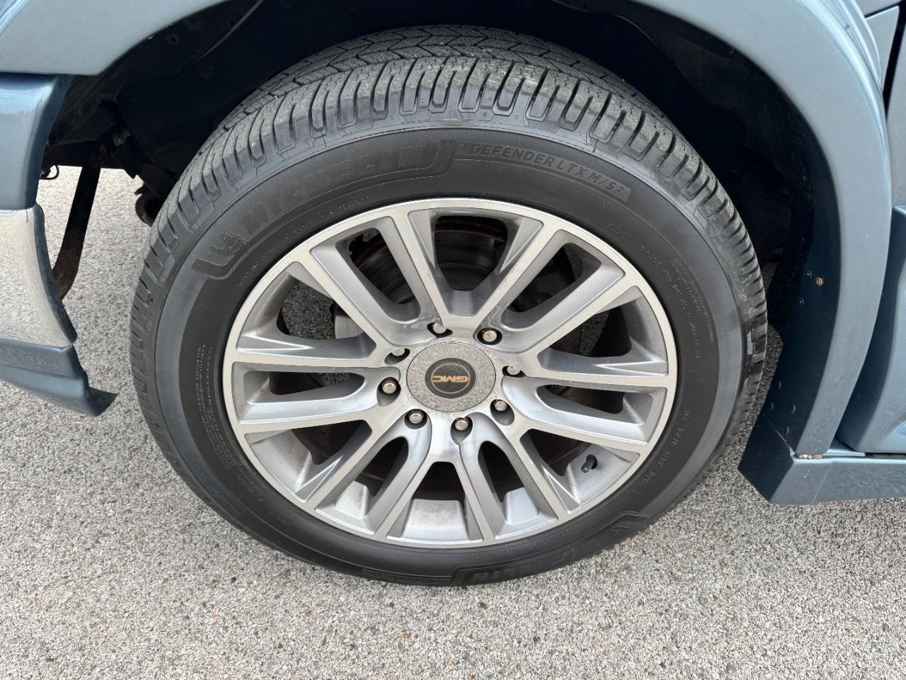 GMC Savana Cargo Van Vehicle Full-screen Gallery Image 07