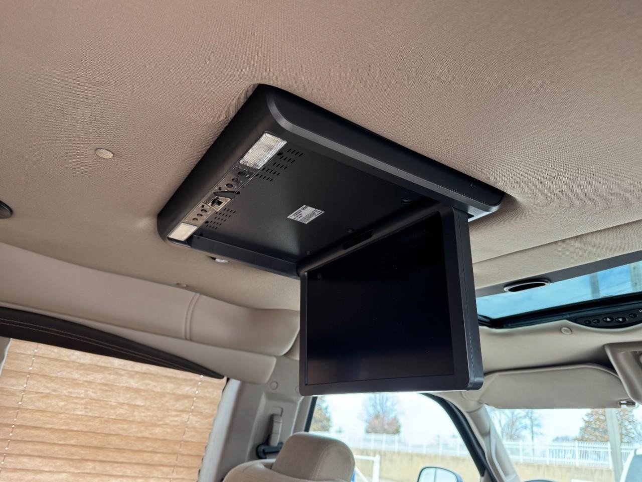 GMC Savana Cargo Van Vehicle Full-screen Gallery Image 10