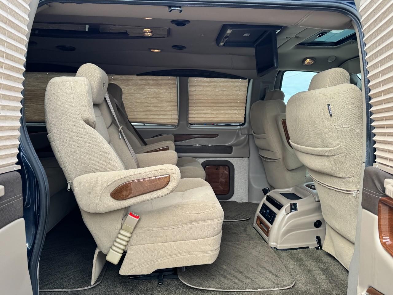 GMC Savana Cargo Van Vehicle Full-screen Gallery Image 12