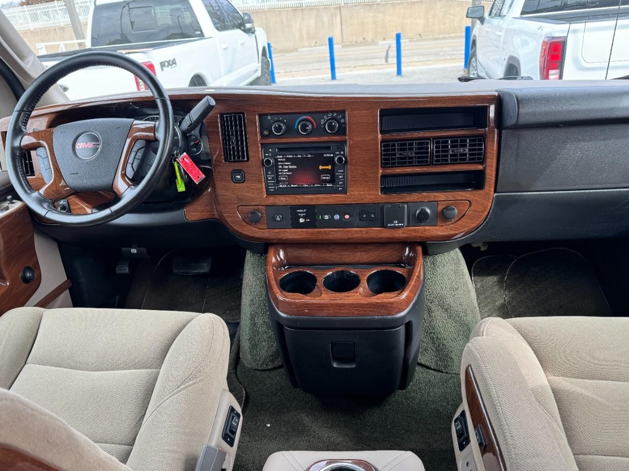 GMC Savana Cargo Van Vehicle Full-screen Gallery Image 14