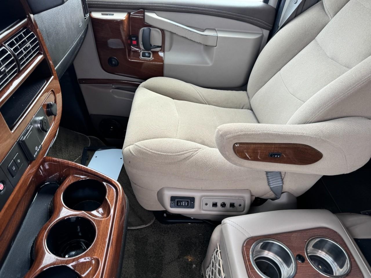 GMC Savana Cargo Van Vehicle Full-screen Gallery Image 15