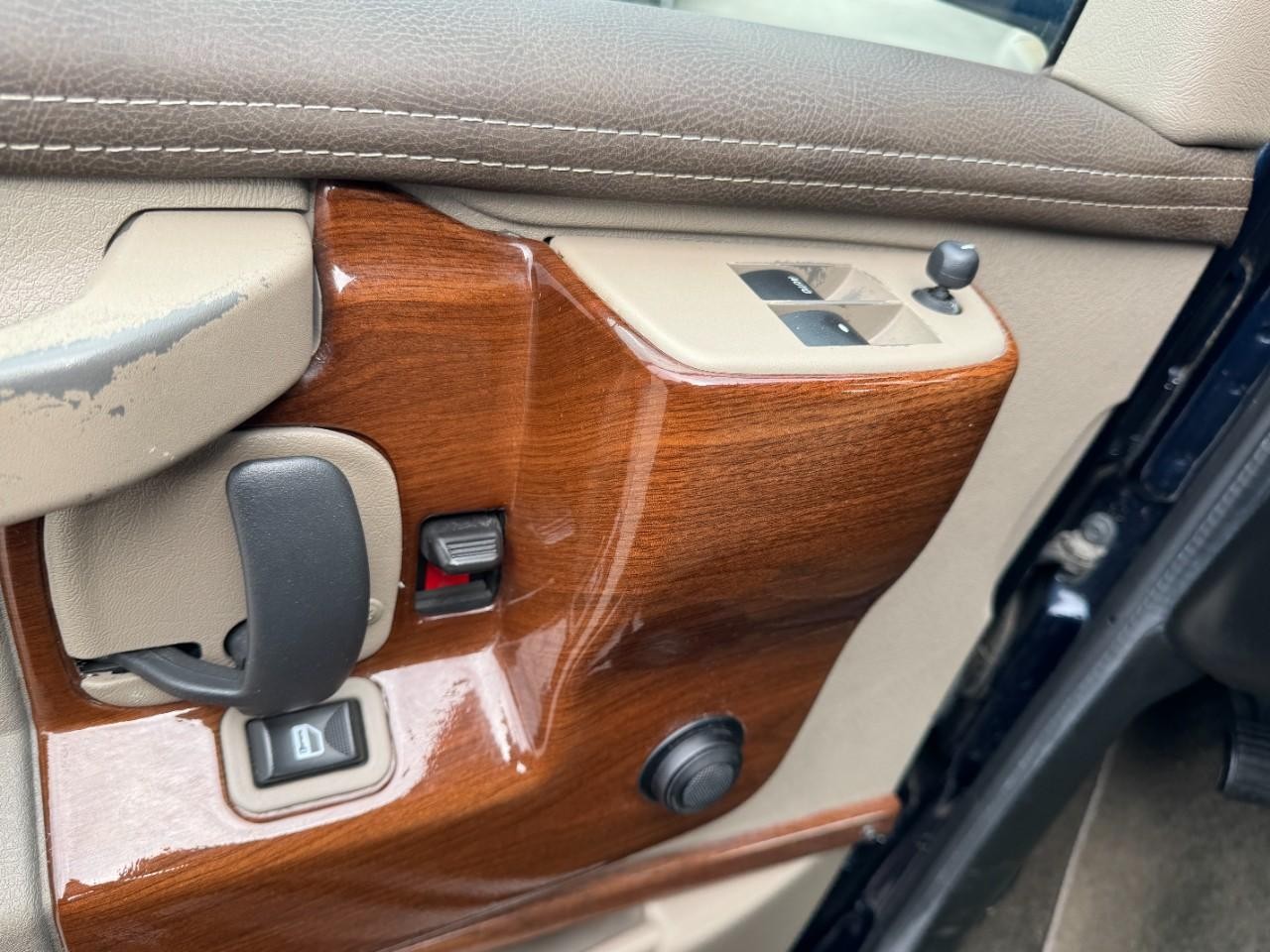 GMC Savana Cargo Van Vehicle Full-screen Gallery Image 17