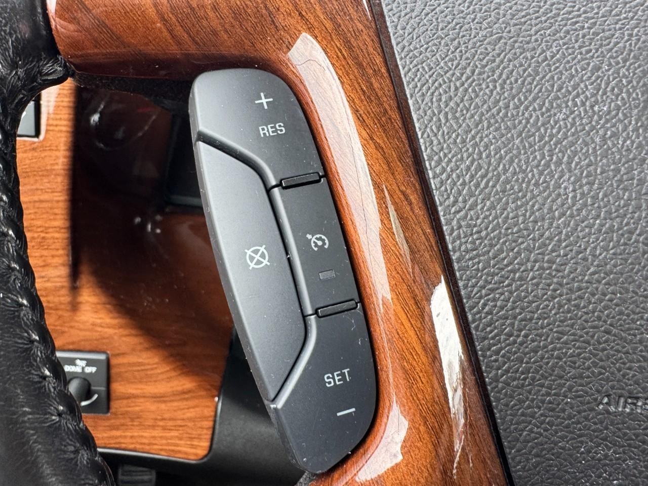 GMC Savana Cargo Van Vehicle Full-screen Gallery Image 18