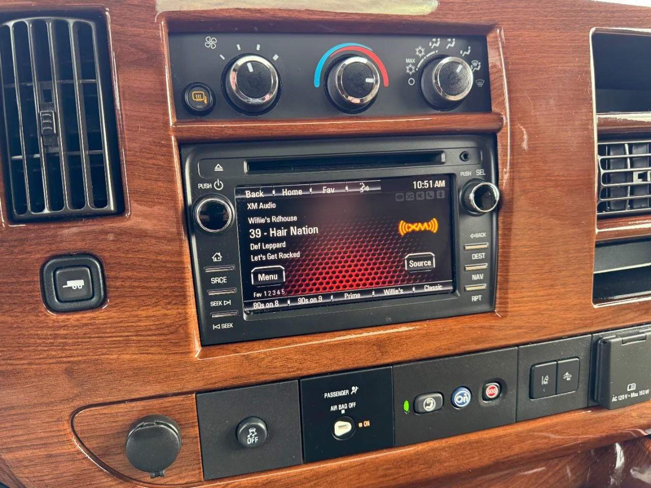 GMC Savana Cargo Van Vehicle Full-screen Gallery Image 20