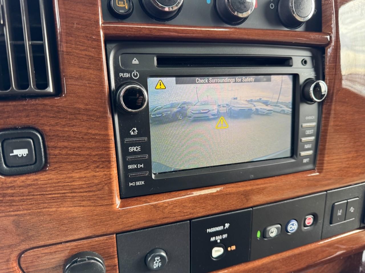 GMC Savana Cargo Van Vehicle Full-screen Gallery Image 22