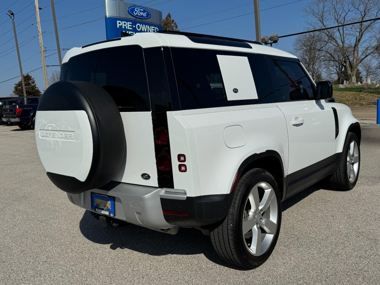 Land Rover Defender Vehicle Full-screen Gallery Image 03