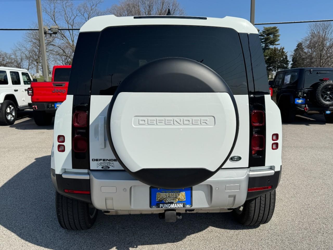 Land Rover Defender Vehicle Full-screen Gallery Image 04