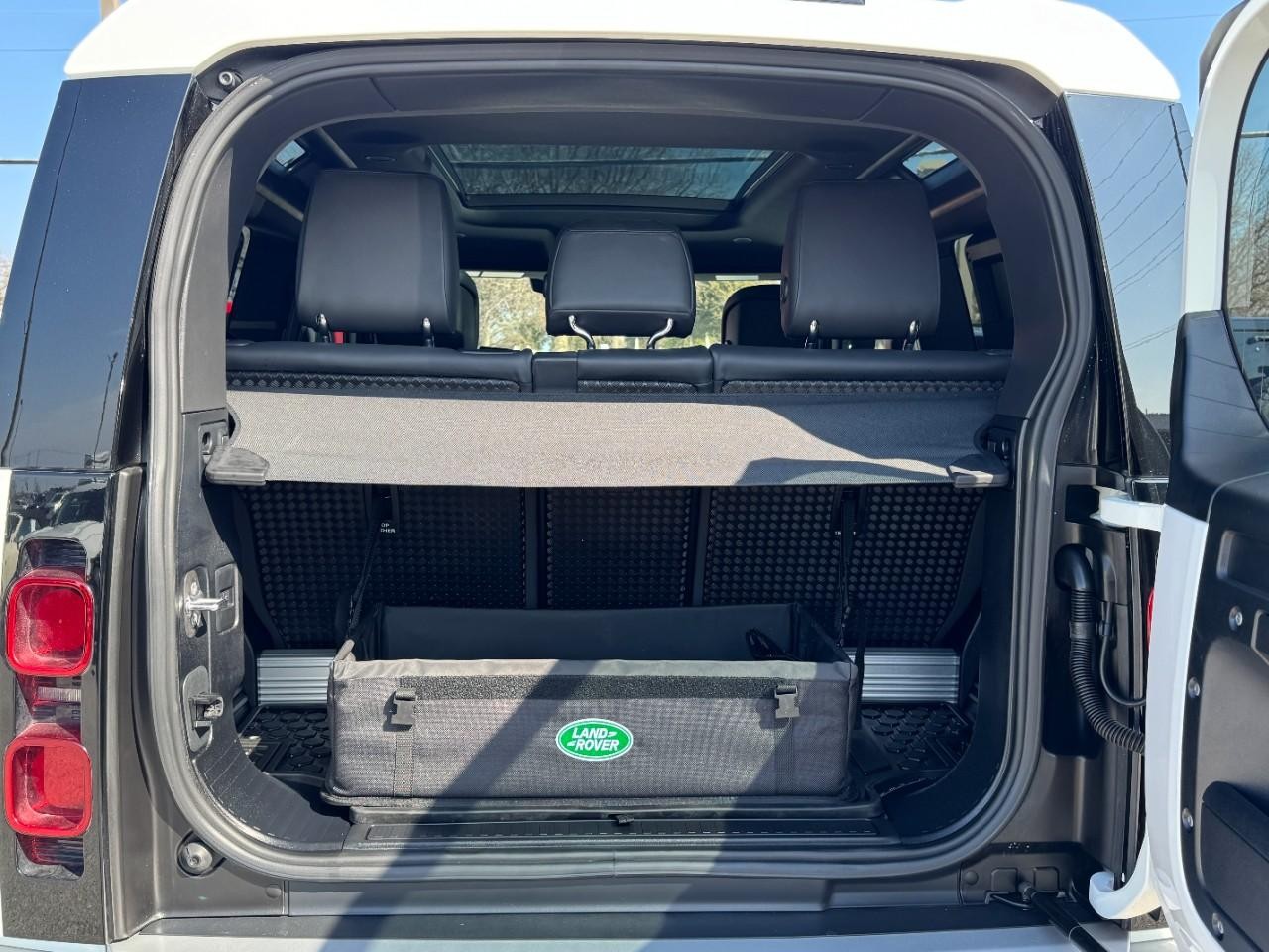 Land Rover Defender Vehicle Full-screen Gallery Image 06