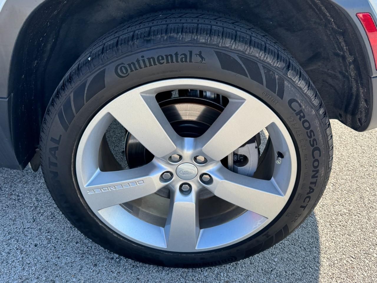 Land Rover Defender Vehicle Full-screen Gallery Image 07