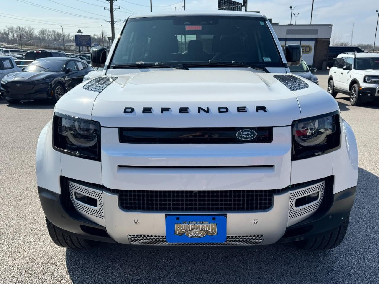 Land Rover Defender Vehicle Full-screen Gallery Image 09