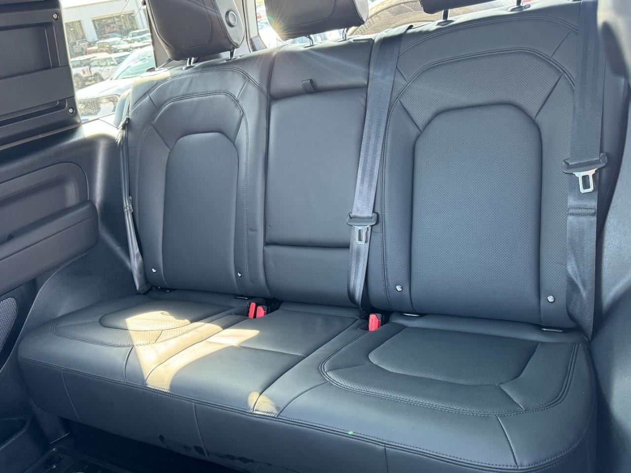 Land Rover Defender Vehicle Full-screen Gallery Image 10