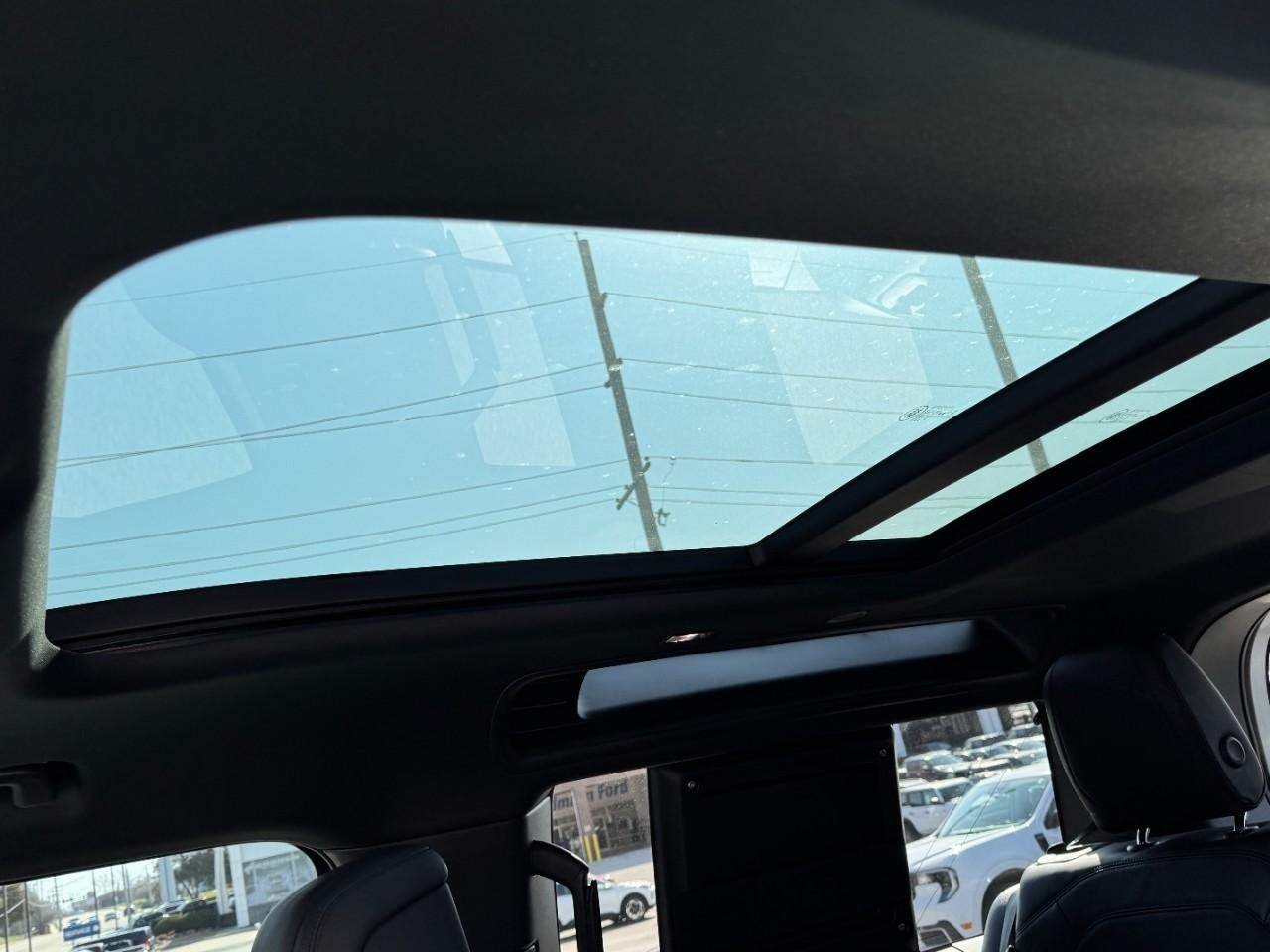 Land Rover Defender Vehicle Full-screen Gallery Image 11