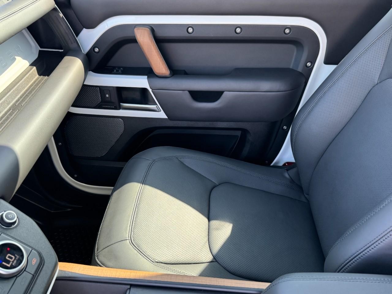 Land Rover Defender Vehicle Full-screen Gallery Image 12