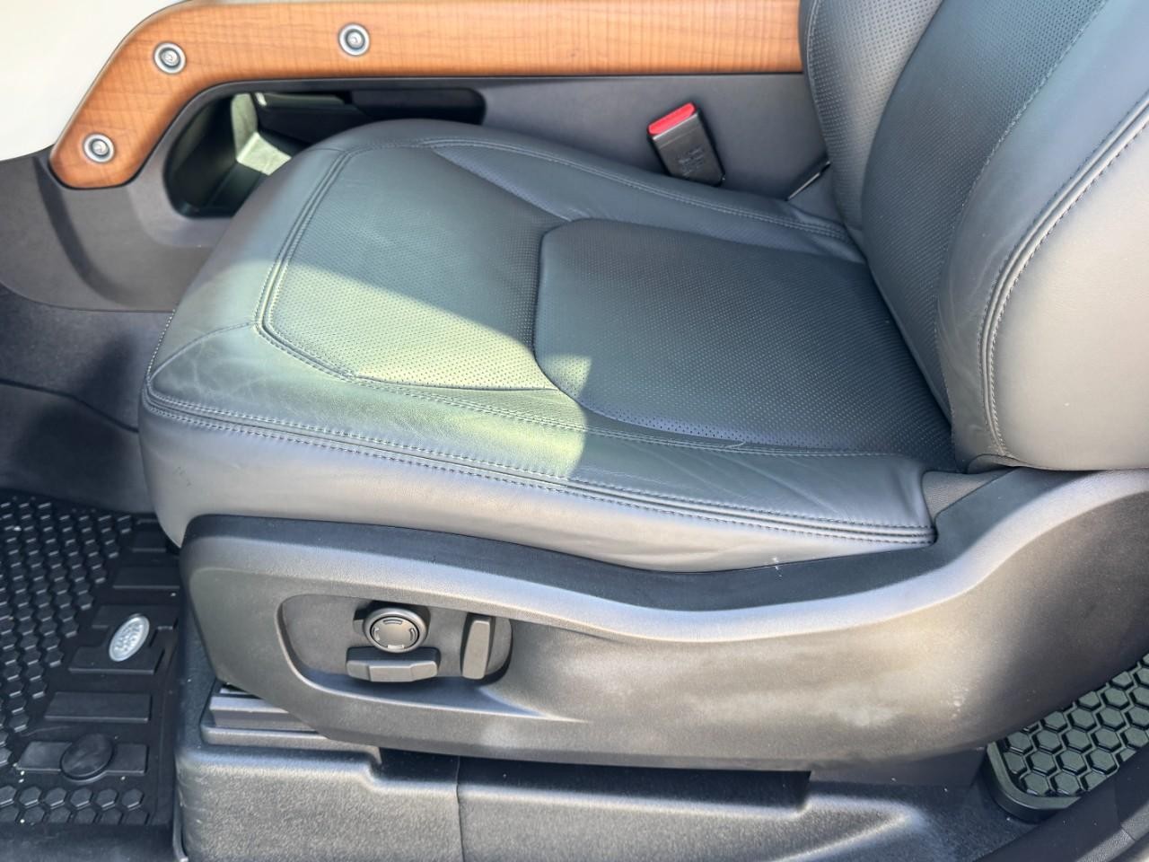 Land Rover Defender Vehicle Full-screen Gallery Image 13