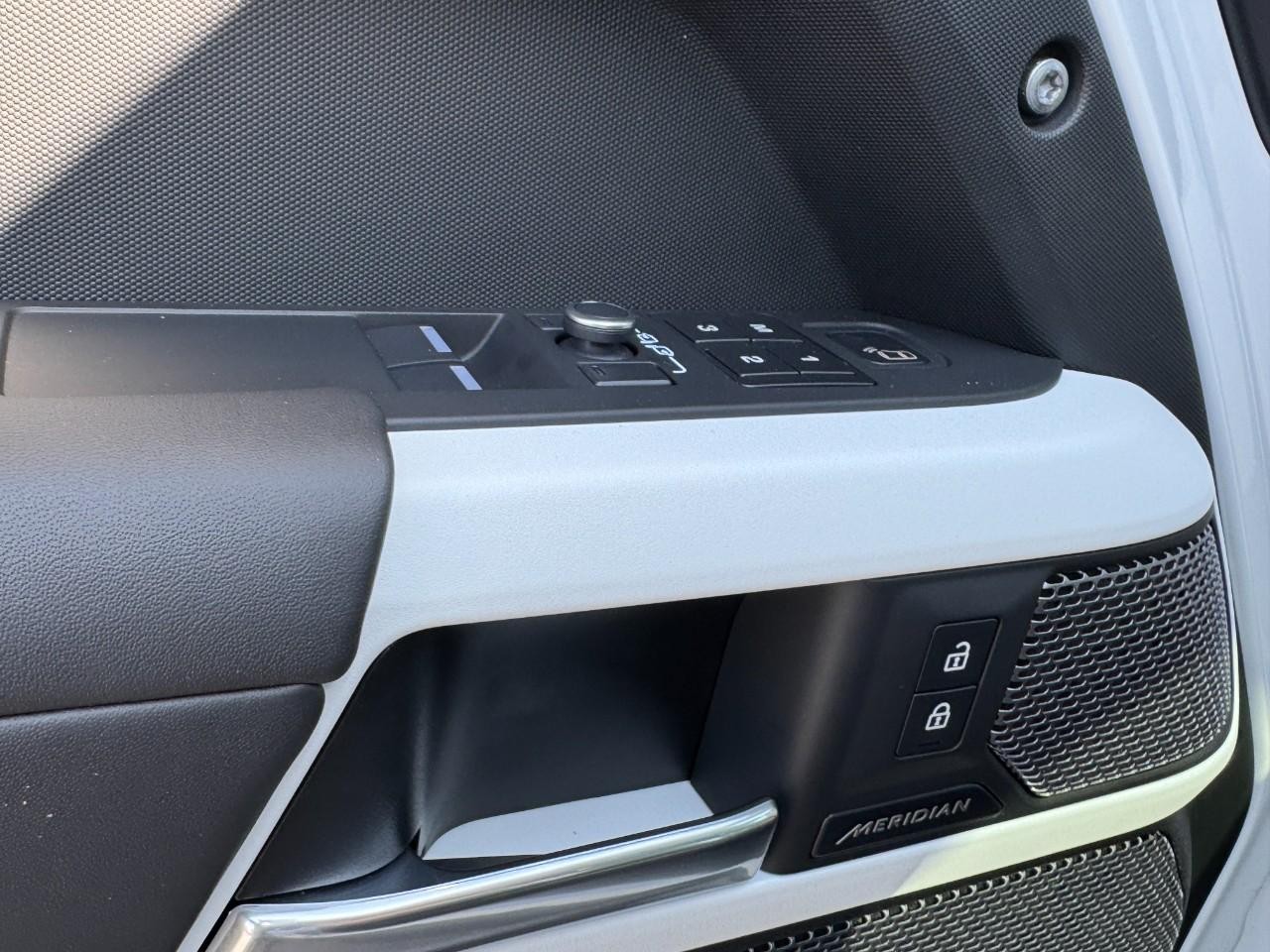 Land Rover Defender Vehicle Full-screen Gallery Image 14