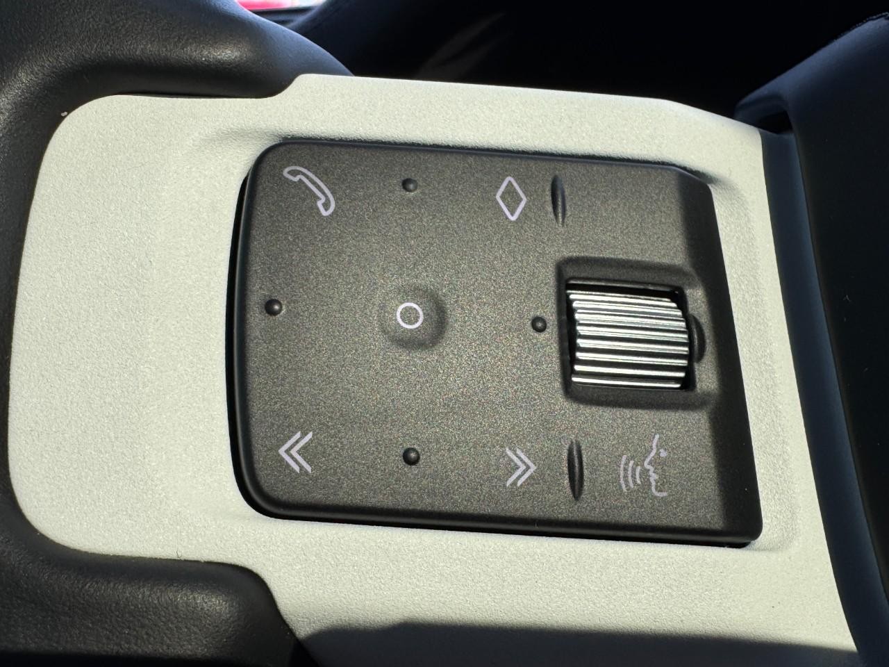 Land Rover Defender Vehicle Full-screen Gallery Image 15