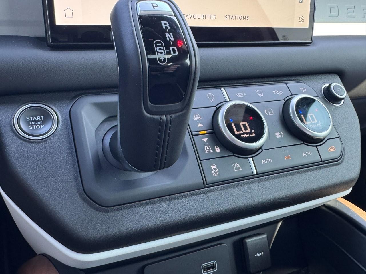 Land Rover Defender Vehicle Full-screen Gallery Image 17