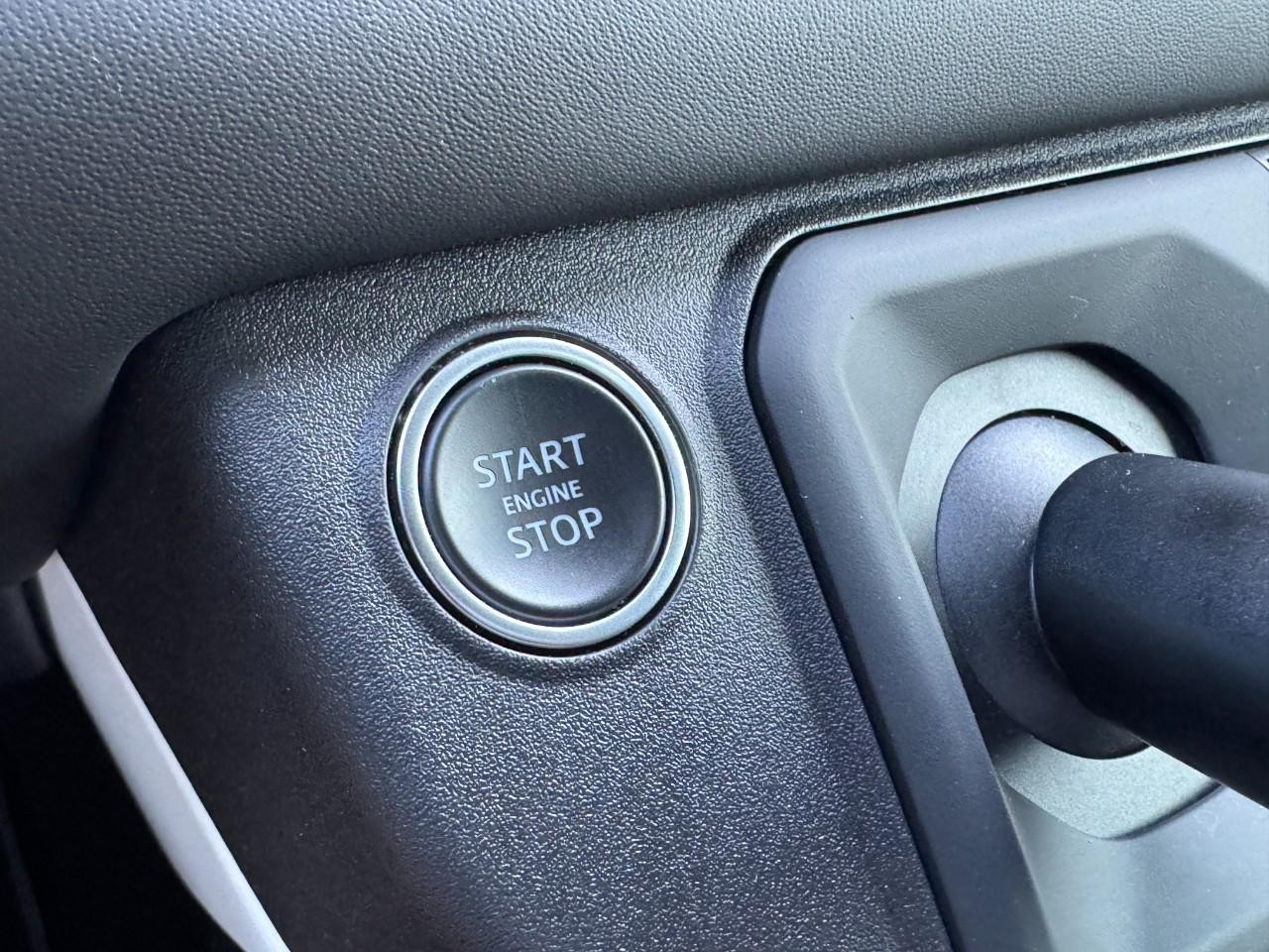 Land Rover Defender Vehicle Full-screen Gallery Image 21