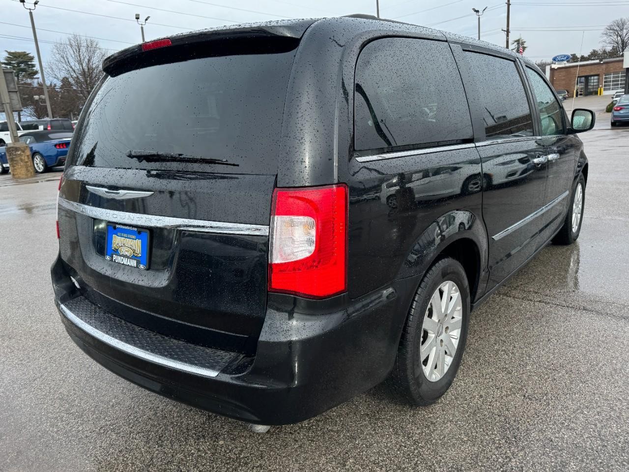 Chrysler Town & Country Vehicle Full-screen Gallery Image 03