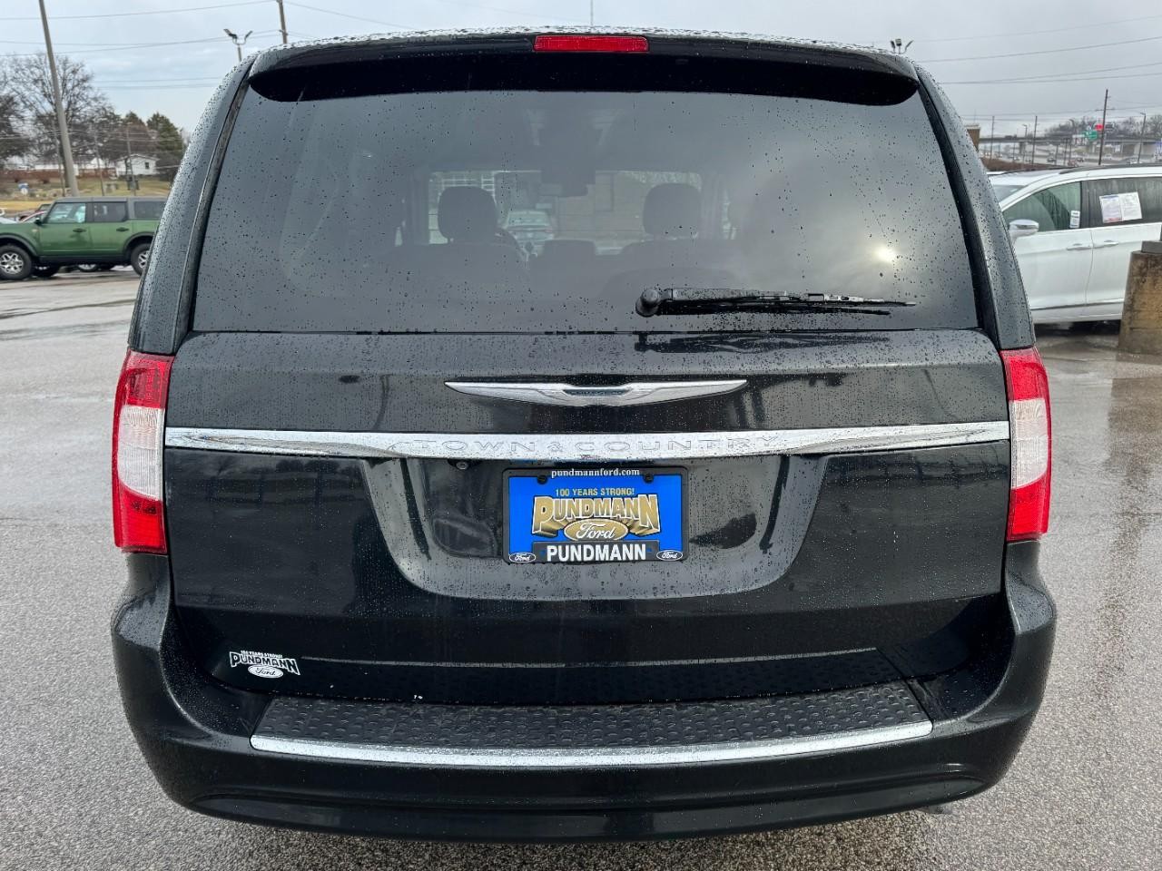 Chrysler Town & Country Vehicle Full-screen Gallery Image 04