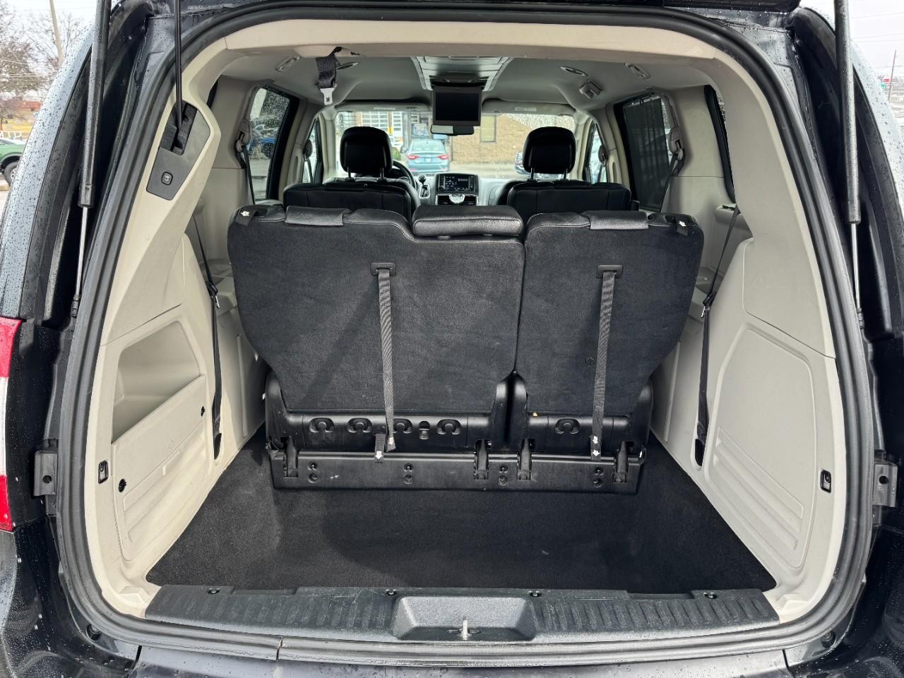 Chrysler Town & Country Vehicle Full-screen Gallery Image 06