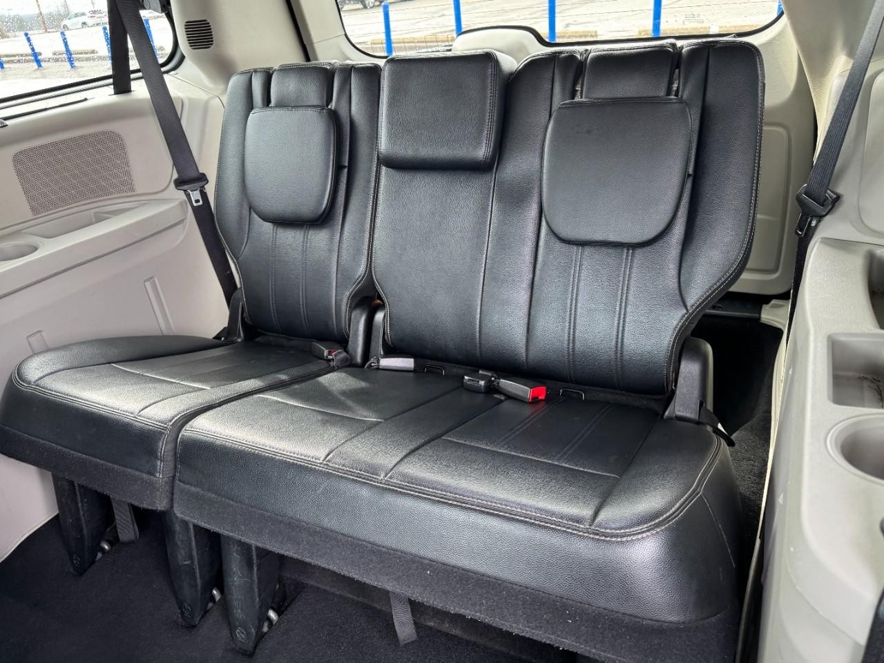 Chrysler Town & Country Vehicle Full-screen Gallery Image 11