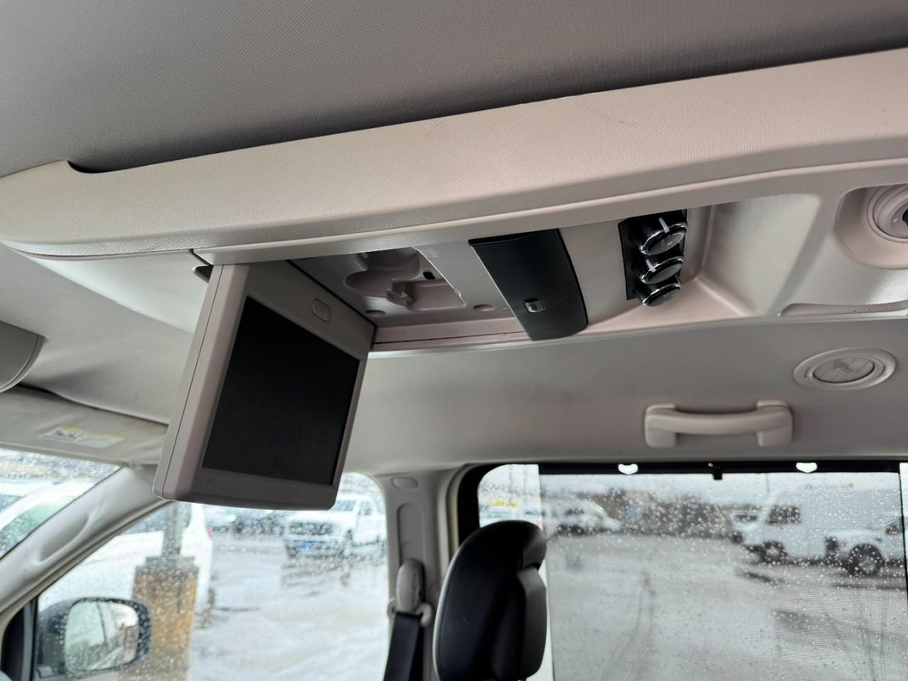 Chrysler Town & Country Vehicle Full-screen Gallery Image 12