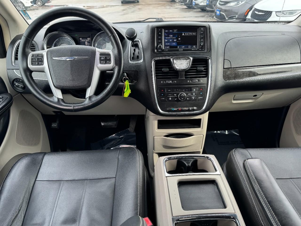 Chrysler Town & Country Vehicle Full-screen Gallery Image 13