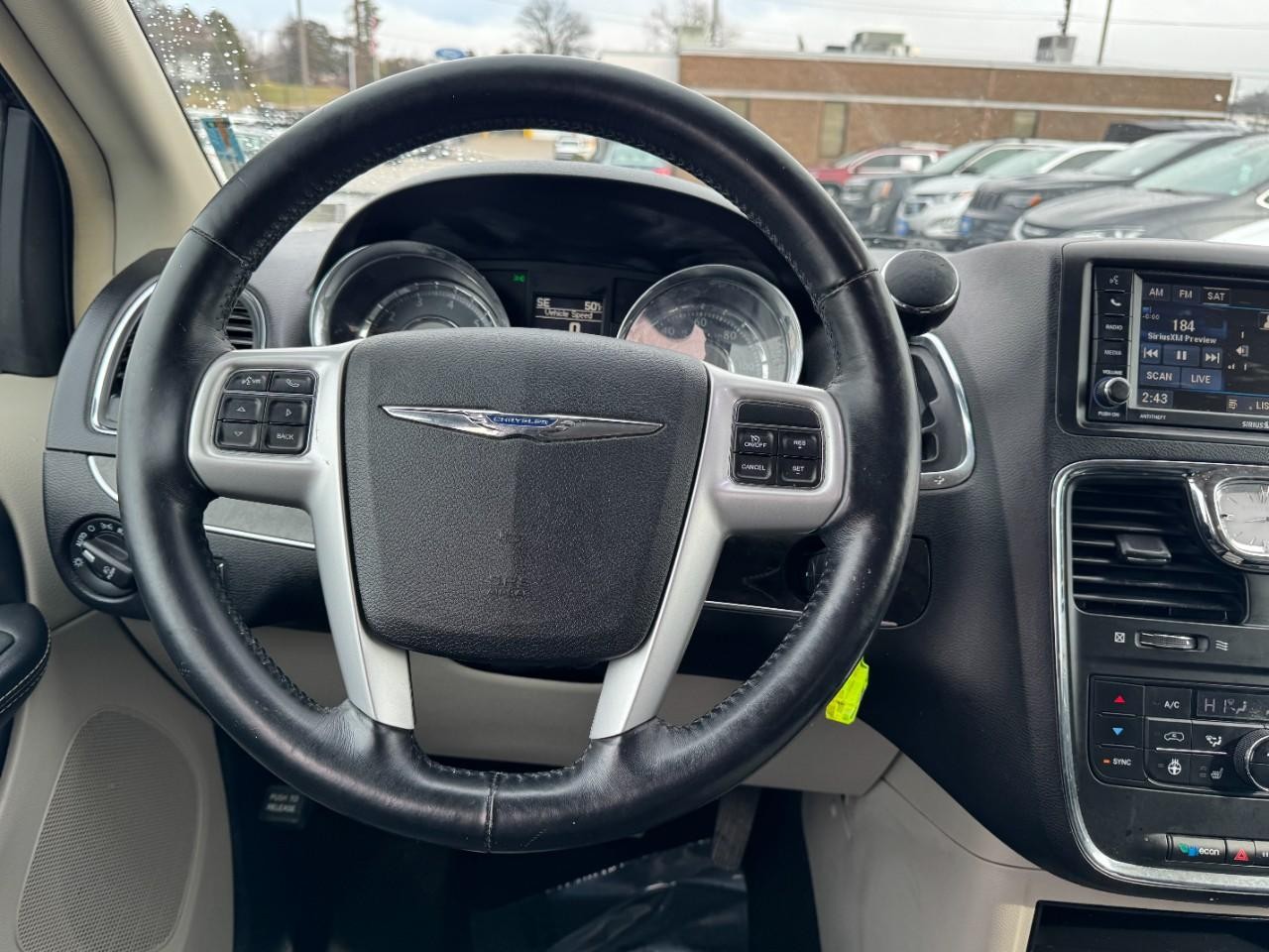 Chrysler Town & Country Vehicle Full-screen Gallery Image 14