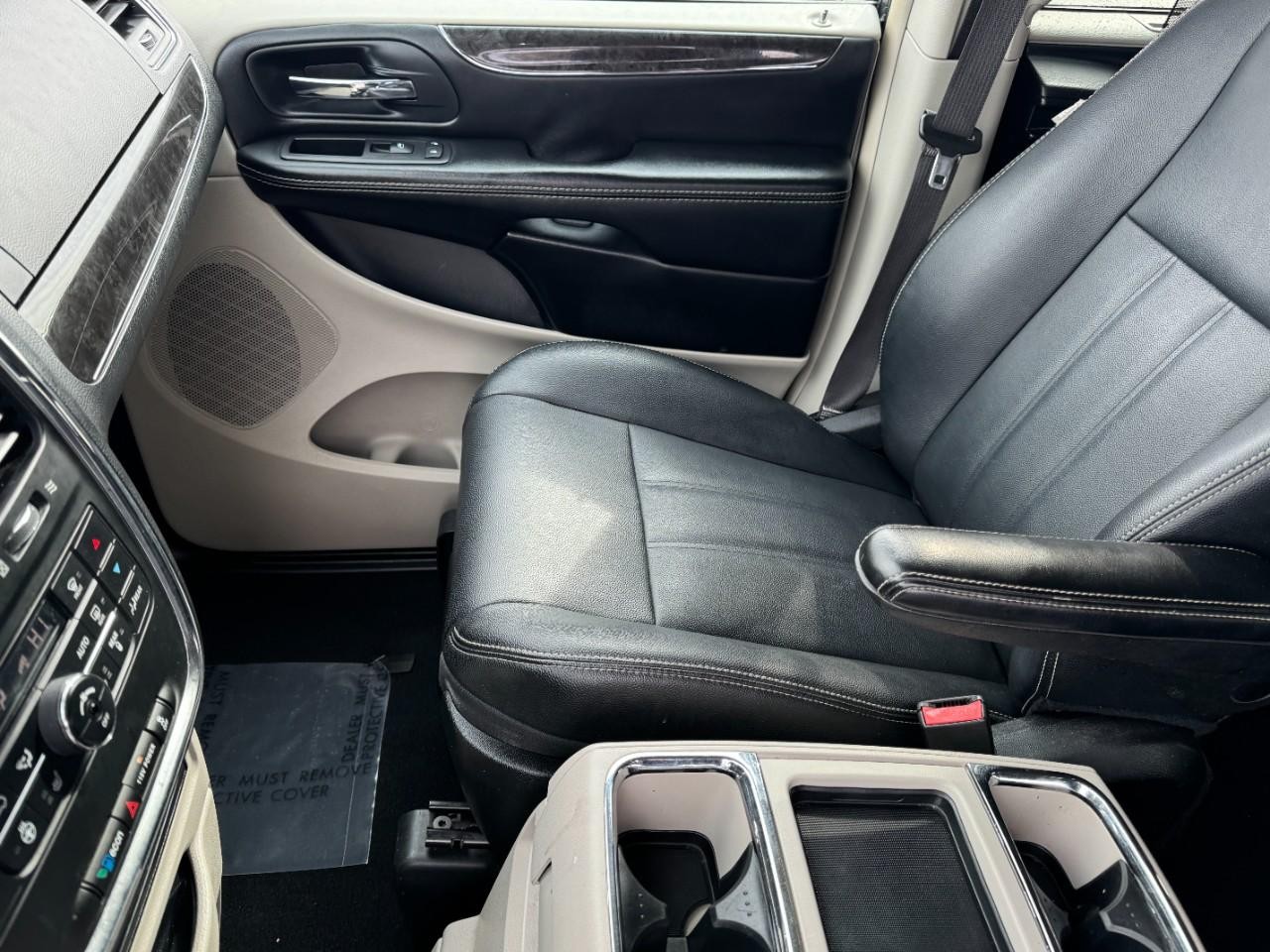 Chrysler Town & Country Vehicle Full-screen Gallery Image 15