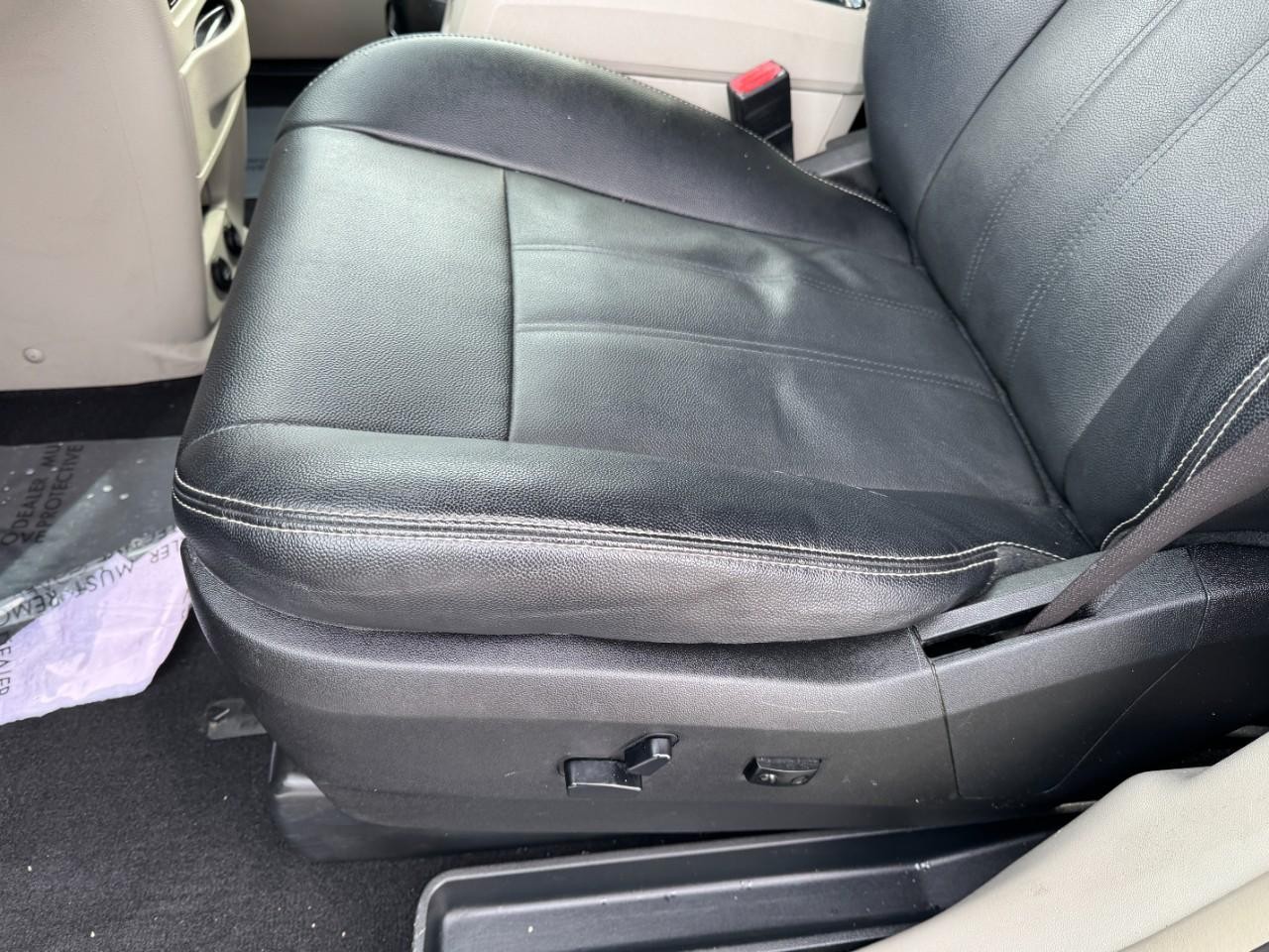 Chrysler Town & Country Vehicle Full-screen Gallery Image 16