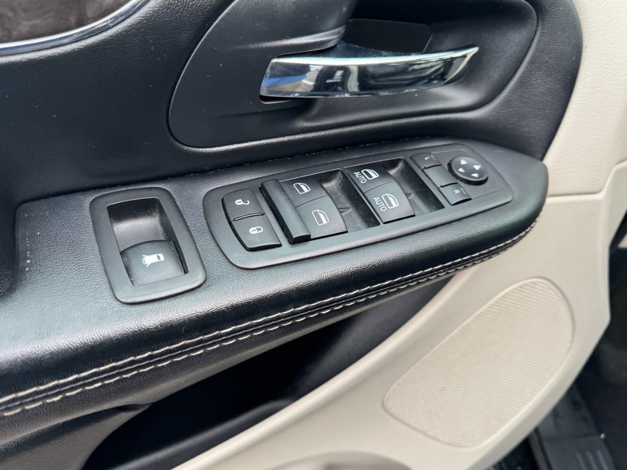 Chrysler Town & Country Vehicle Full-screen Gallery Image 17