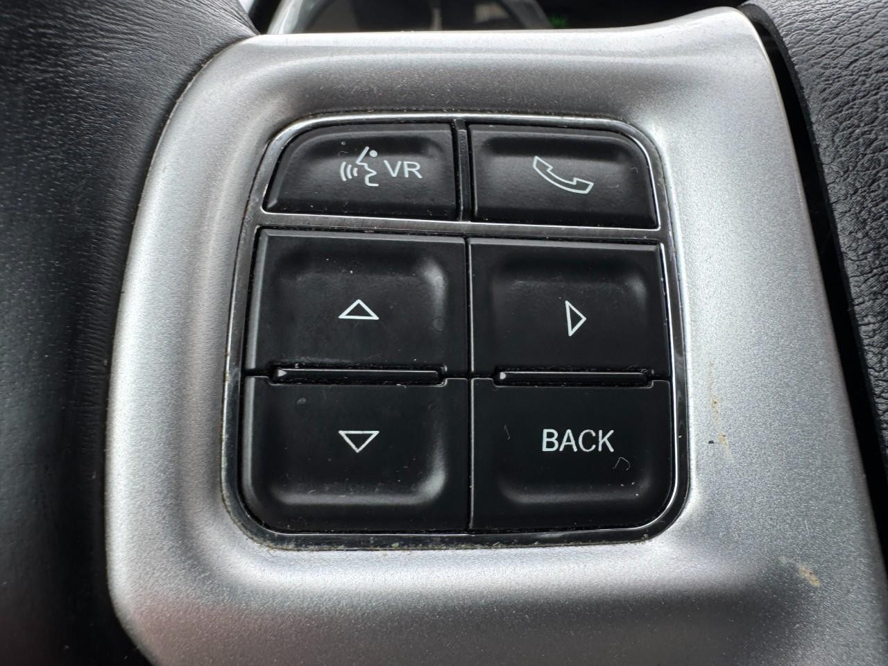 Chrysler Town & Country Vehicle Full-screen Gallery Image 18