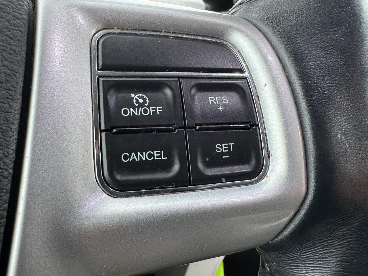 Chrysler Town & Country Vehicle Full-screen Gallery Image 19