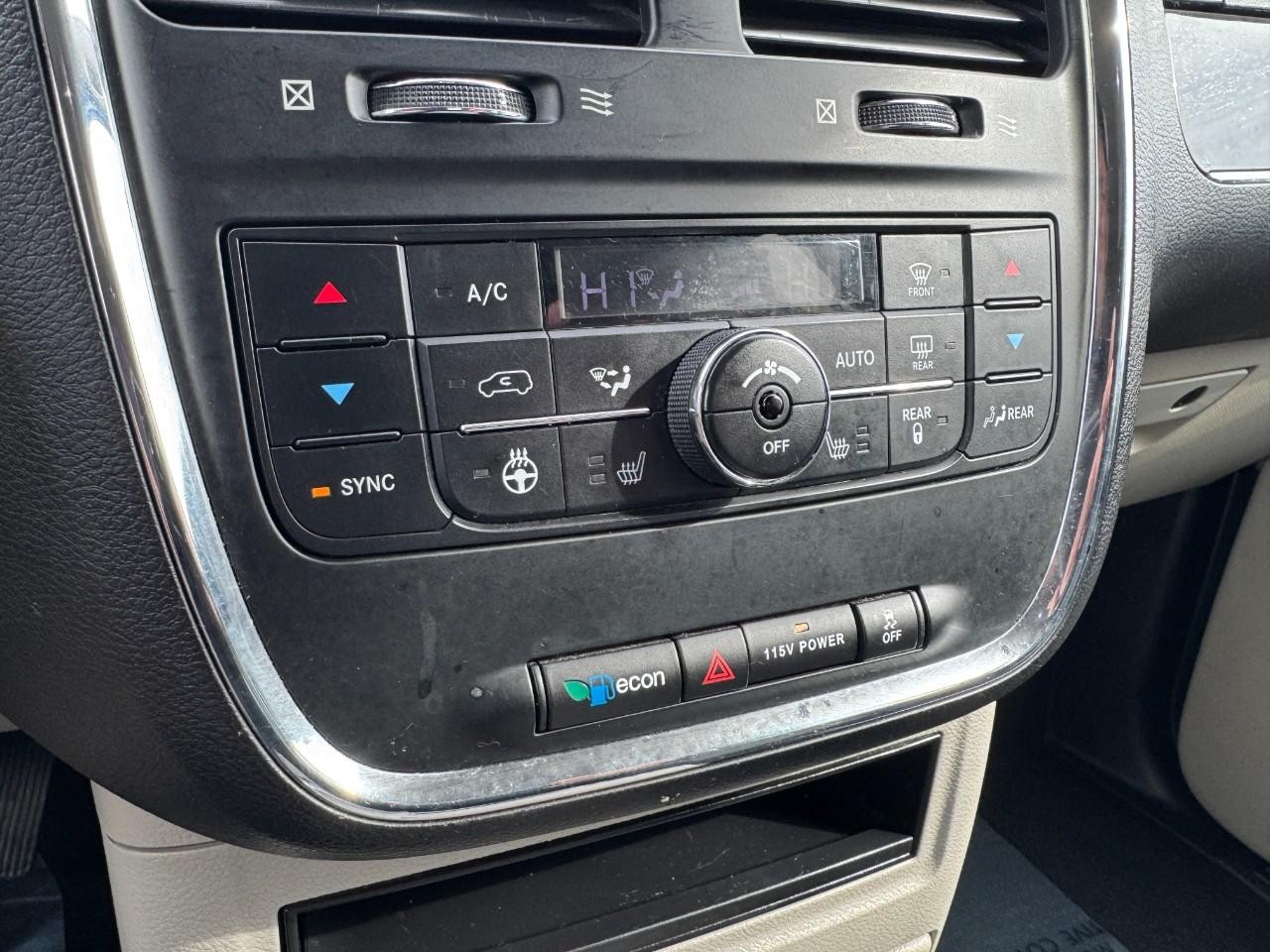 Chrysler Town & Country Vehicle Full-screen Gallery Image 20