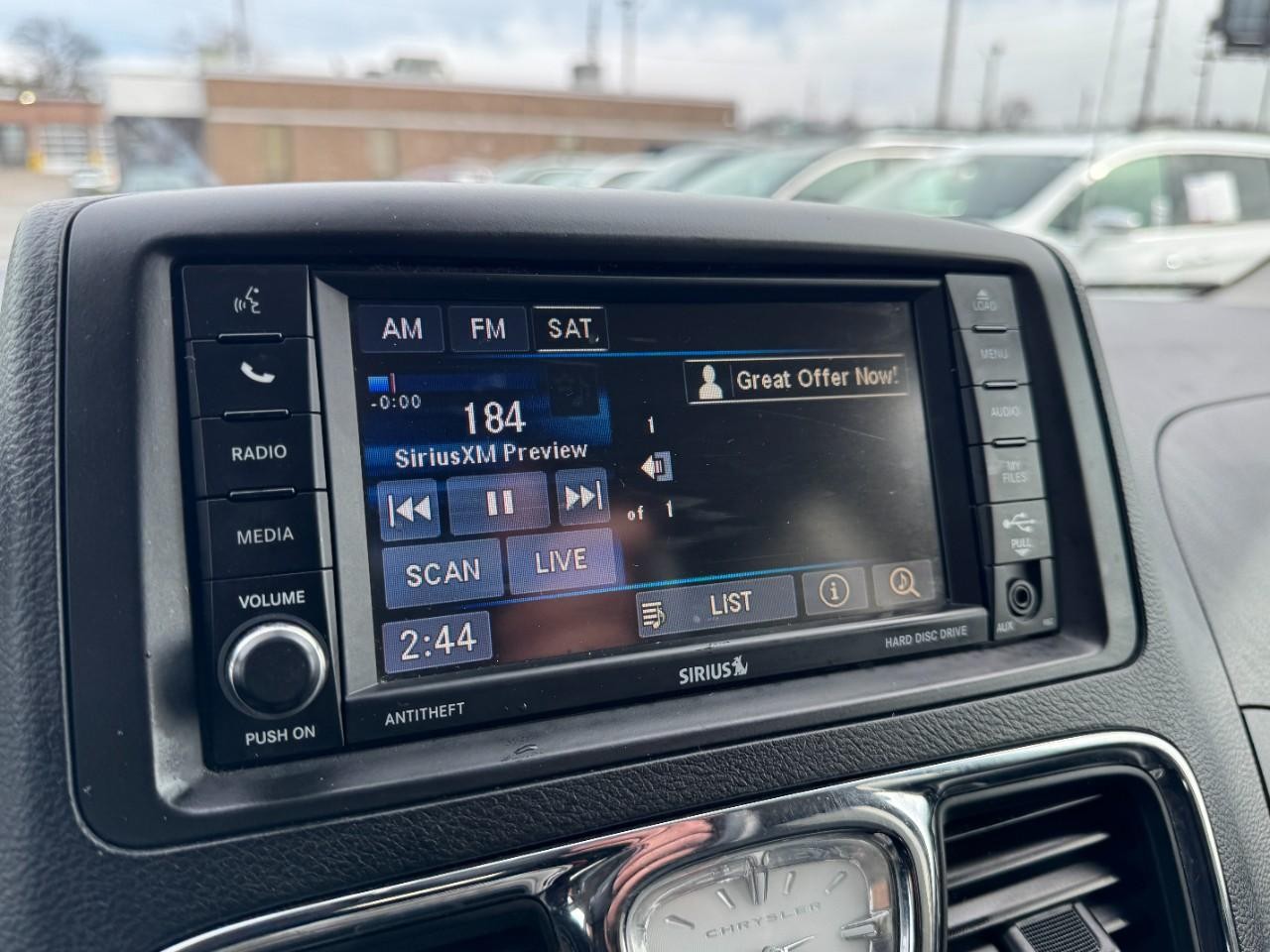 Chrysler Town & Country Vehicle Full-screen Gallery Image 21