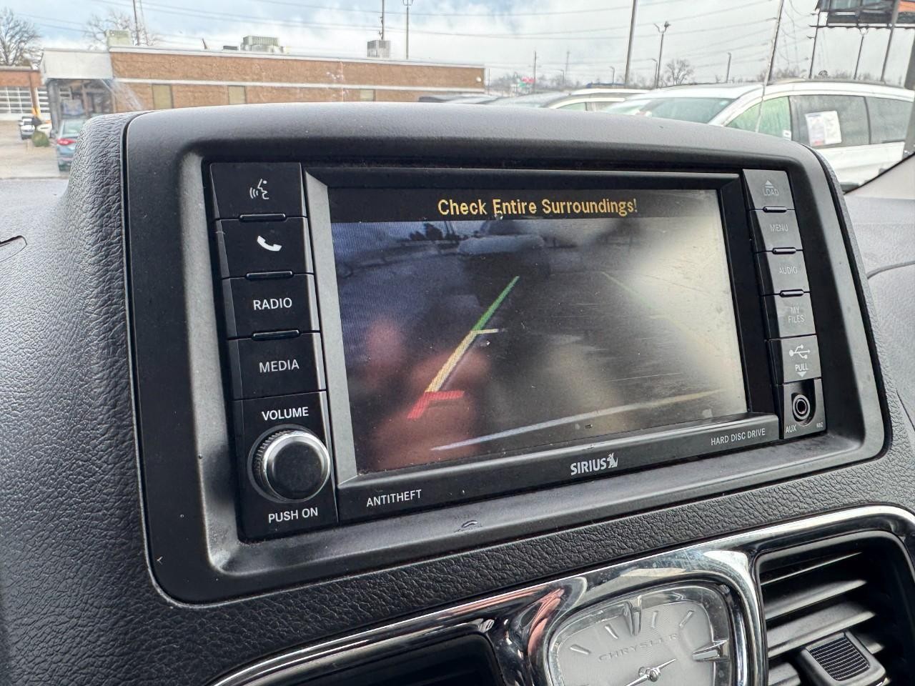 Chrysler Town & Country Vehicle Full-screen Gallery Image 22