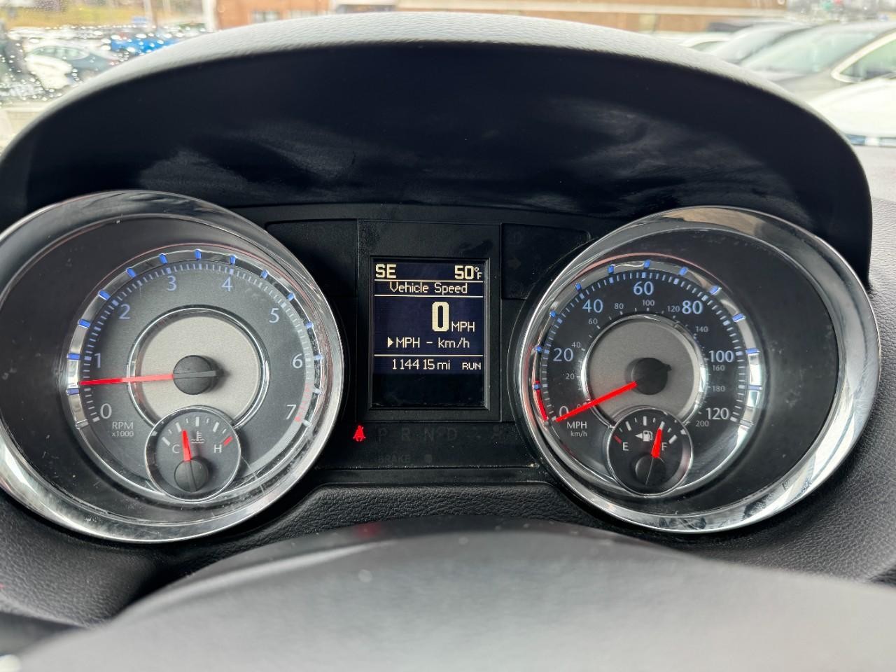 Chrysler Town & Country Vehicle Full-screen Gallery Image 23