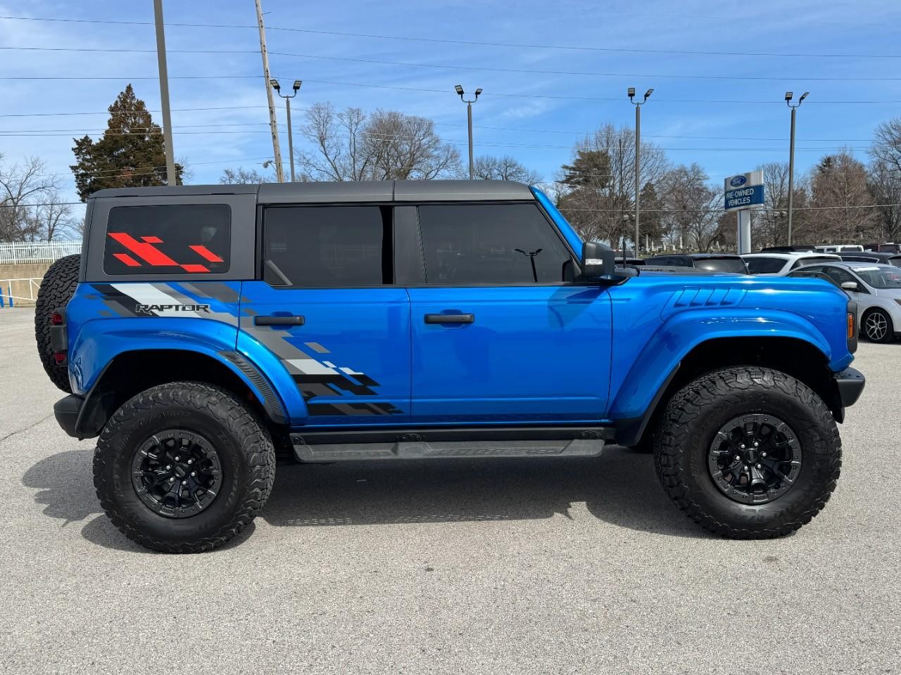 Ford Bronco Vehicle Full-screen Gallery Image 02