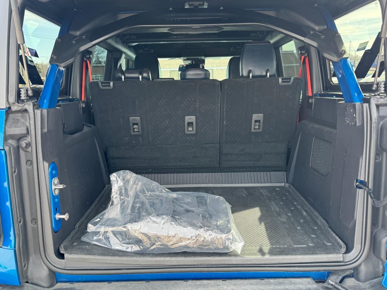 Ford Bronco Vehicle Full-screen Gallery Image 06