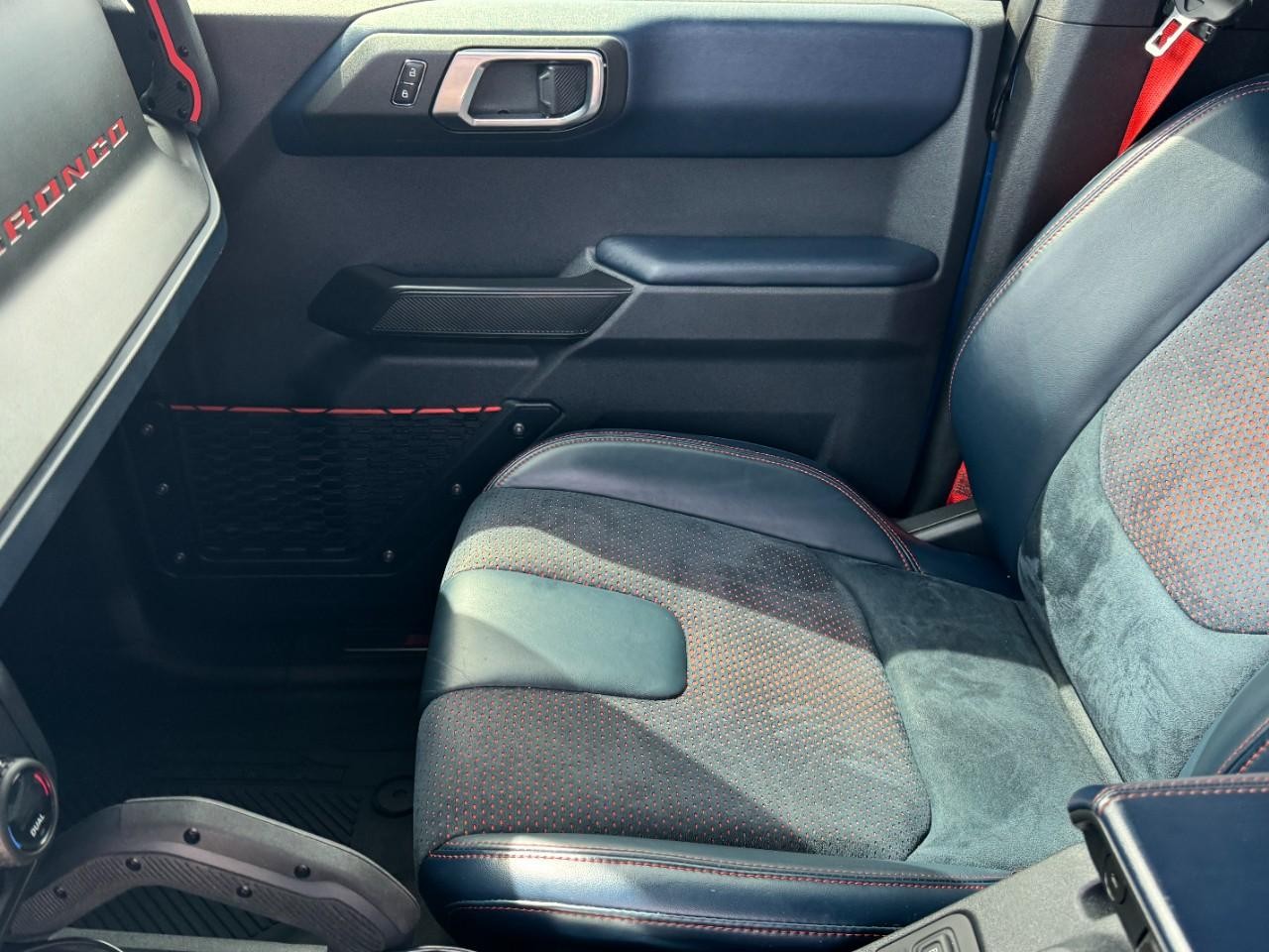 Ford Bronco Vehicle Full-screen Gallery Image 11