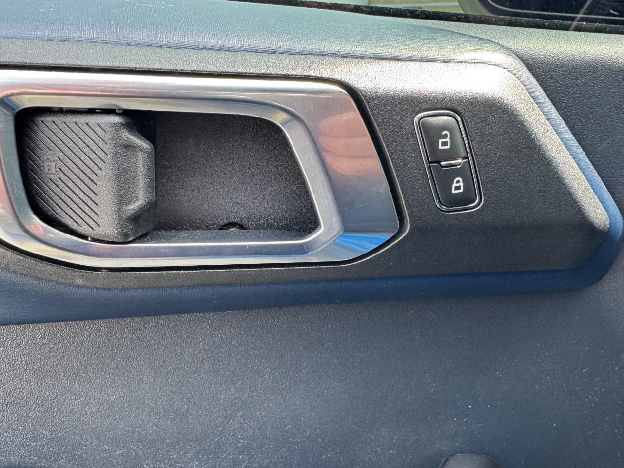 Ford Bronco Vehicle Full-screen Gallery Image 13