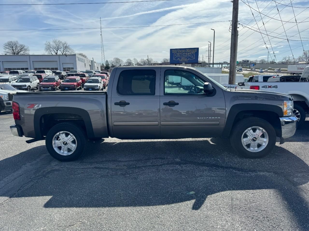 Chevrolet Silverado 1500 Vehicle Full-screen Gallery Image 02