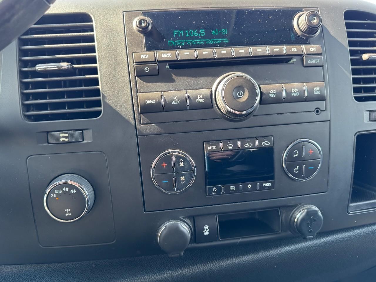 Chevrolet Silverado 1500 Vehicle Full-screen Gallery Image 17