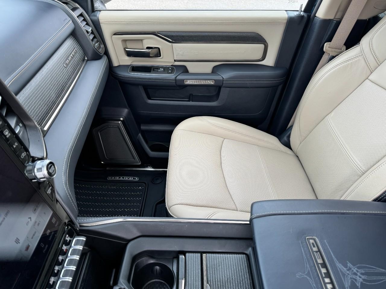 Ram 3500 Vehicle Full-screen Gallery Image 14