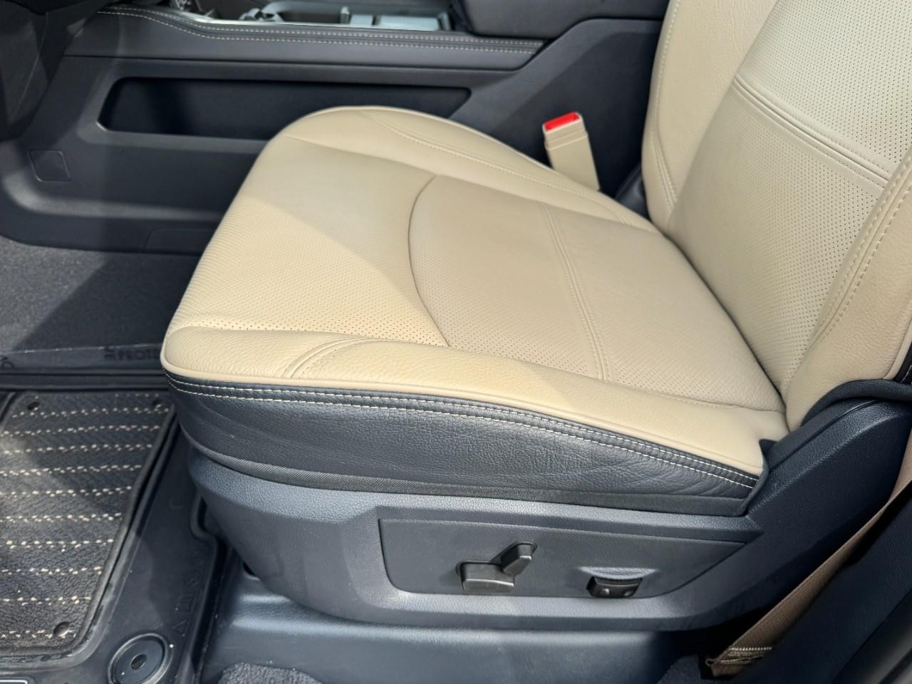 Ram 3500 Vehicle Full-screen Gallery Image 15