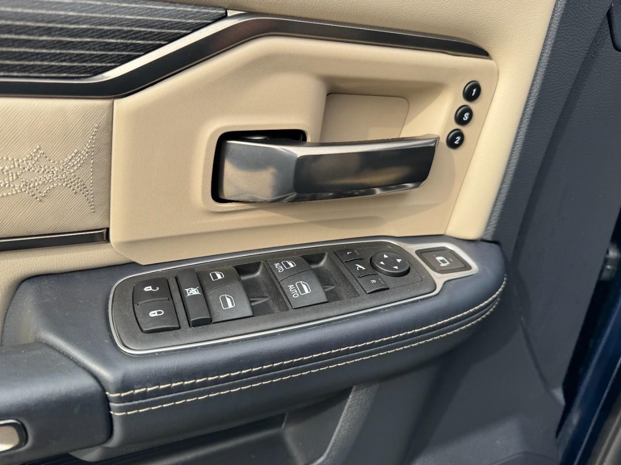 Ram 3500 Vehicle Full-screen Gallery Image 16