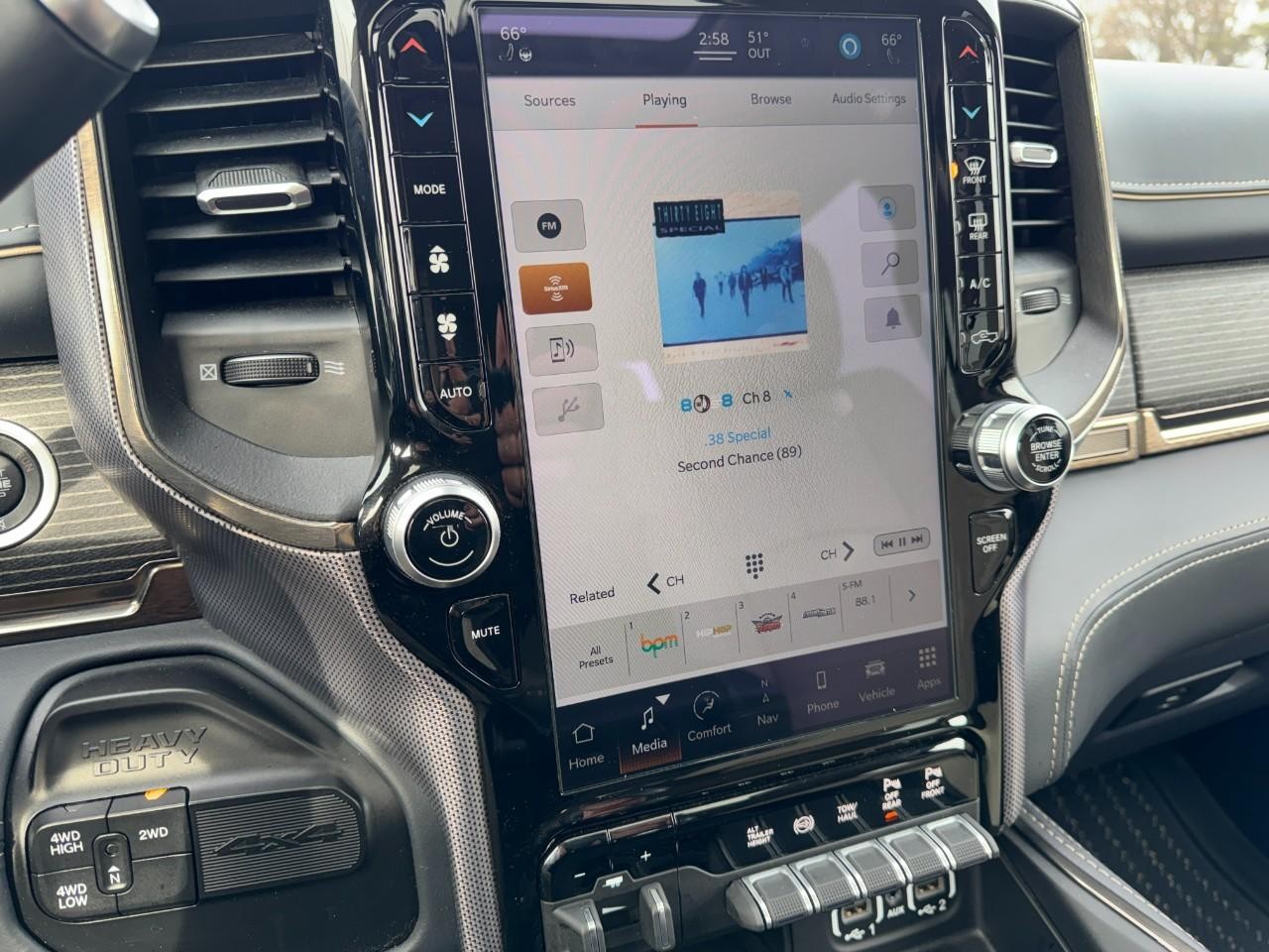 Ram 3500 Vehicle Full-screen Gallery Image 19