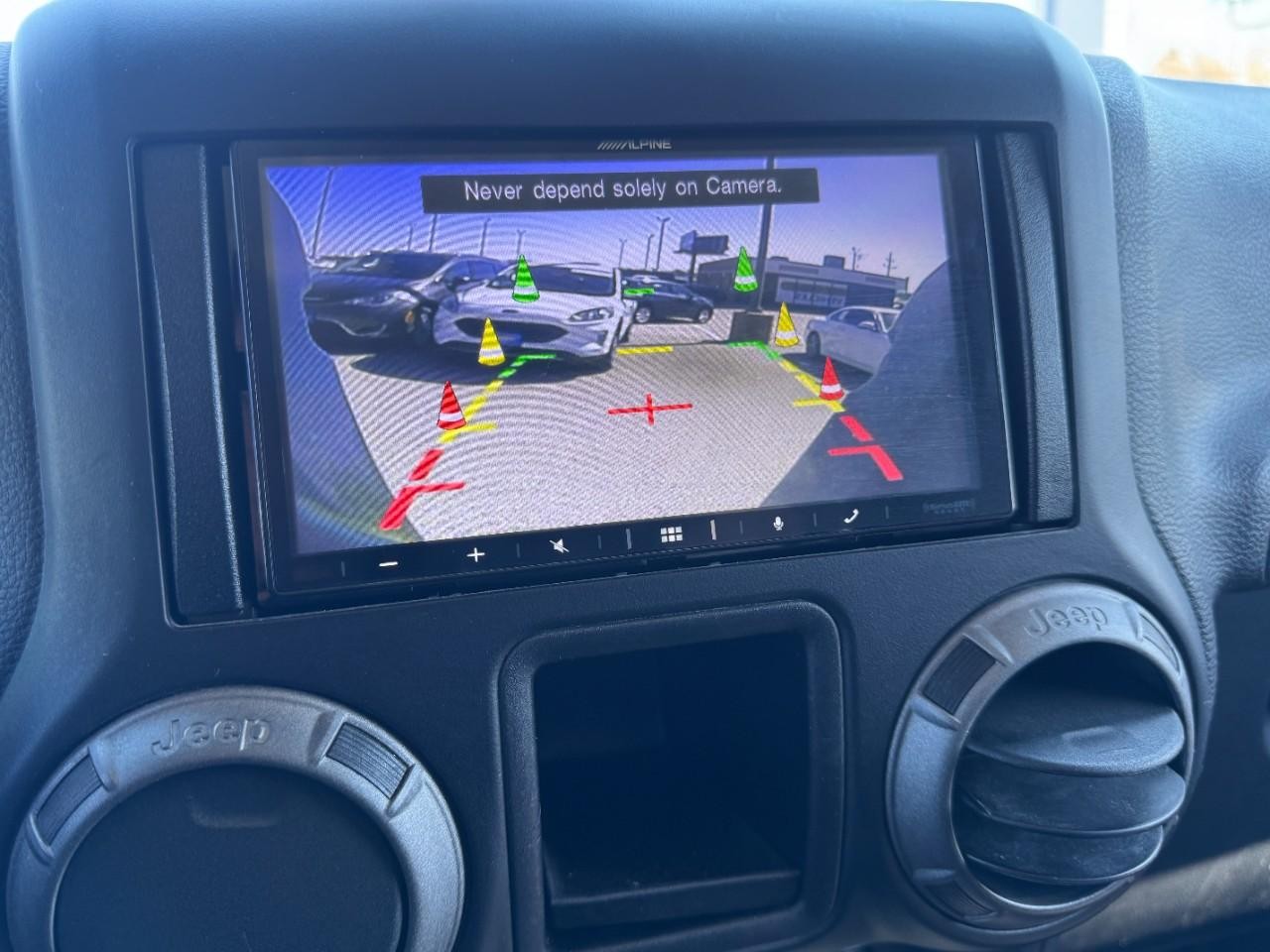 Jeep Wrangler Unlimited Vehicle Full-screen Gallery Image 18