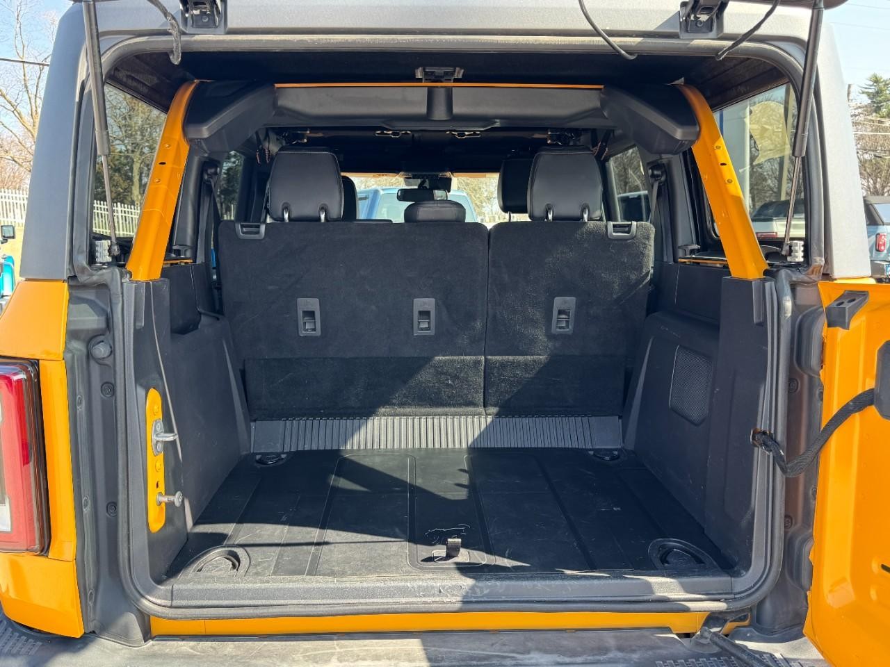 Ford Bronco Vehicle Full-screen Gallery Image 06